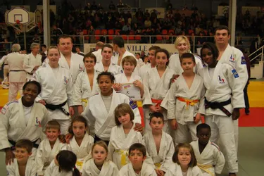 Les judokas avec l’équipe de France