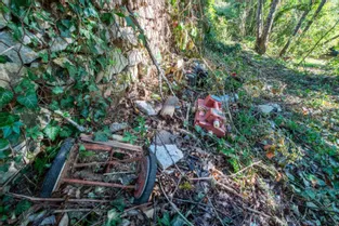 De nombreux déchets trouvés sur les berges de la Corrèze dans le secteur de l'Ile du Roi à Brive