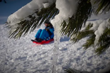 Les vacanciers s'amusent dans la neige à Super-Besse