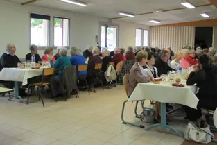 57 convives au repas des retraités