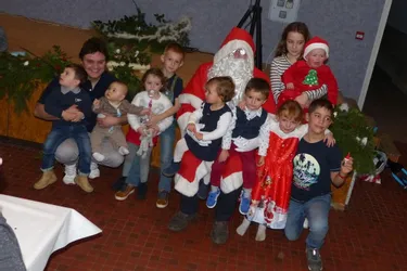 Père Noël rend visite aux enfants