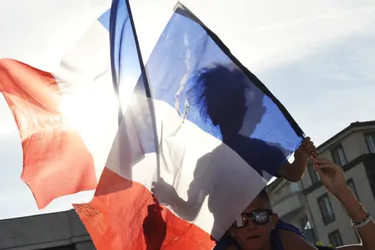Il vole le drapeau de la sous-préfecture de Brive pour soutenir l'équipe de France