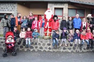 Le Père Noël fêté par les enfants de Chanteuges