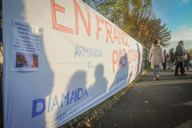Une manifestation de soutien à l'école de Canteloube d'Aurillac pour une famille menacée d'expulsion