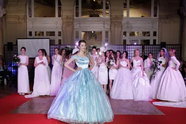 Des robes de gala présentées dans les salons de l’opéra