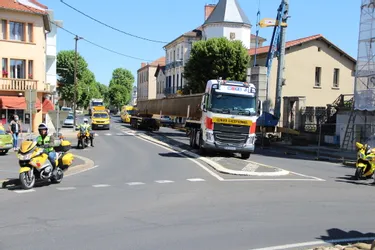 Quand des camions longs de 45 mètres traversent Brioude (Haute-Loire)