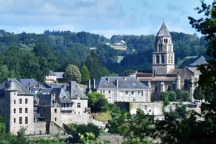 Une balade dans le passé de la vieille ville d'Uzerche (Corrèze) guidée par ses détails architecturaux