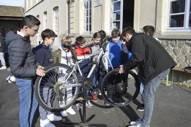 Séance mécanique au collège Saint-Joseph d'Ambert pour équiper des vélos d’une assistance électrique