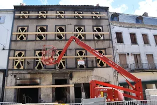 A Thiers, les travaux pour sécuriser l'immeuble incendié et rouvrir la rue François-Mitterrand ont enfin débuté
