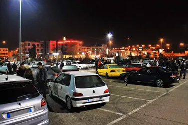 Une concentration de 300 voitures, dimanche, sur le parking de Carrefour