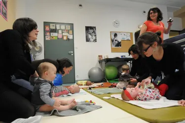 1,2,3 Parents reprend ses ateliers massage bébé, une fois par mois à la maternité de Guéret
