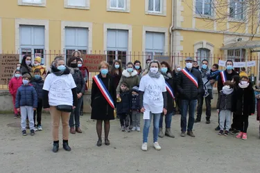Mobilisation contre les fermetures de classes à Saint-Germain-Lembron : "Sans école, c'est la fin des communes rurales"