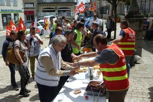 Loi Travail : une cinquantaine de personnes réunies mardi midi devant la préfecture de la Creuse