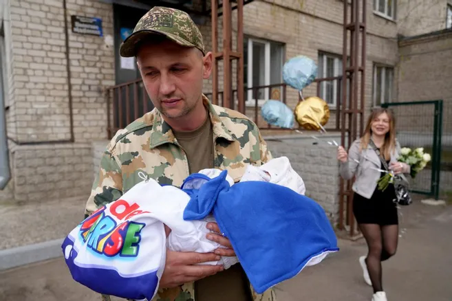 "Il vaut mieux donner la vie dans un monde tel que celui-ci plutôt que ne plus l’avoir", confie Sergio, fixeur en Ukraine - La Montagne