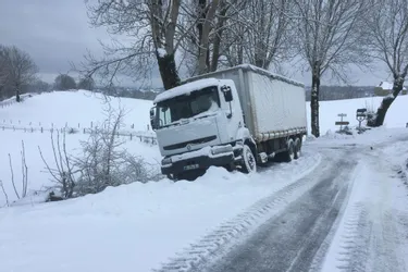 Neige et verglas dans le Cantal : le camion finit dans le fossé
