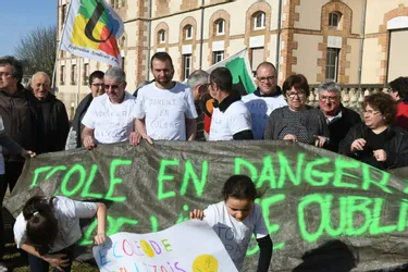 Manifestation devant l'inspection d'académie à Yzeure (Allier) : "S'il n'y a plus d'école, il n'y a plus de commune"