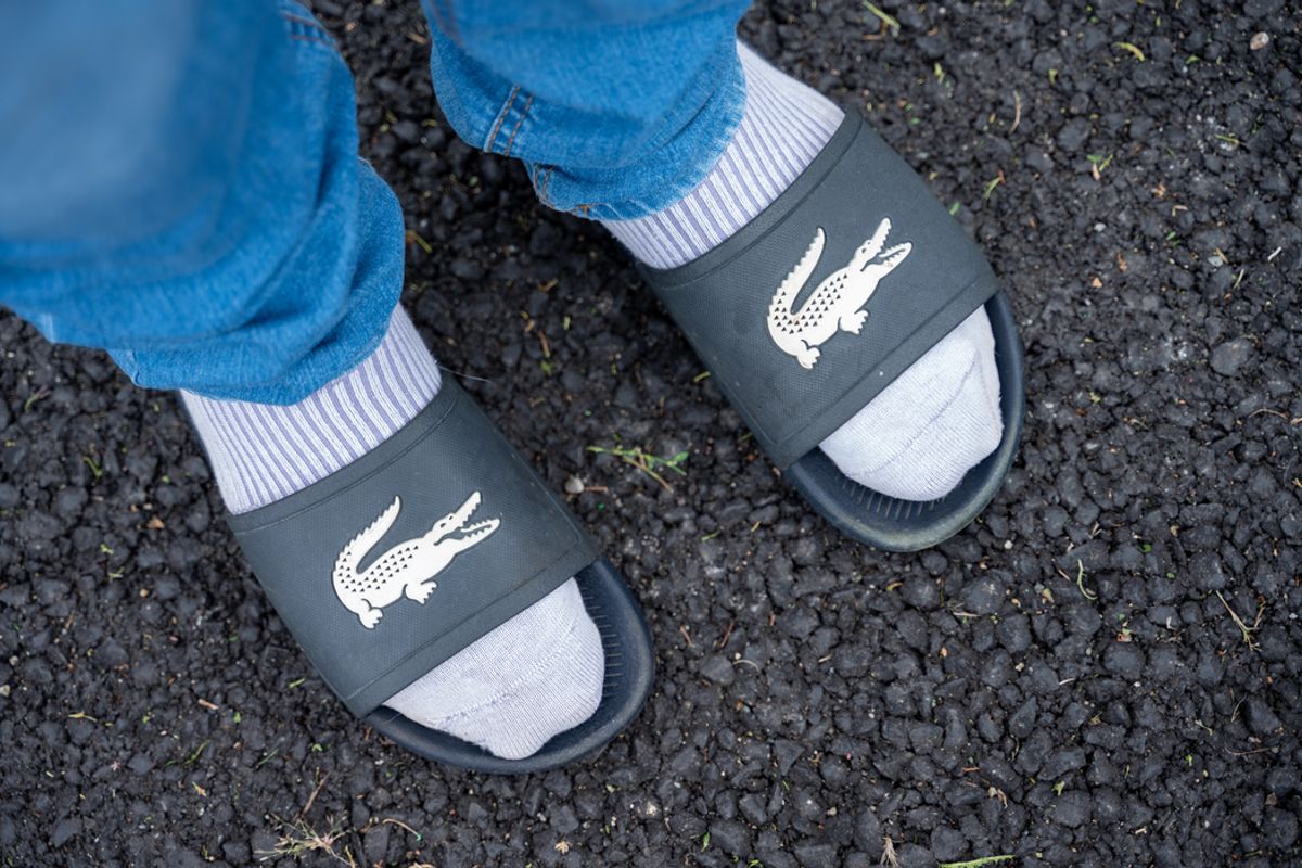 Claquettes chaussettes Quand Le D contract Devient Fashion La Montagne claquettes-chaussettes-quand-le-d-contract-devient-fashion-la-montagne