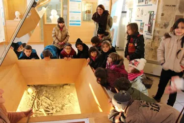 Les écoliers de Queyssac en visite au musée de La Chapelle-aux-saints
