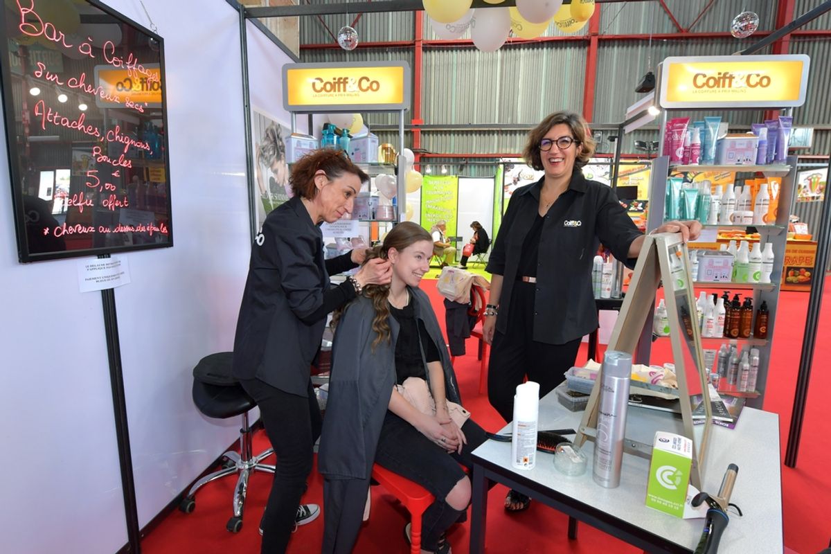 À Limoges, les coiffeurs préparent leurs bacs pour la mi-mai - Le