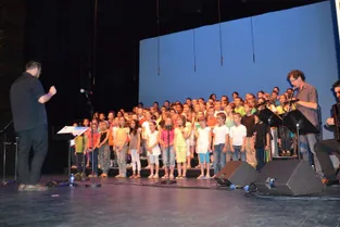 Plus de 1.000 enfants chantent en chœur