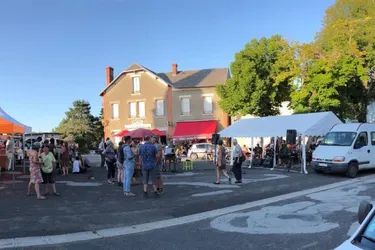 La vie s’épanouit autour du marché d’été à Saint-Priest-des-Champs (Puy-de-Dôme)