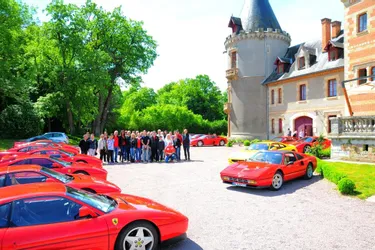 Les Ferrari occupent le parvis du château
