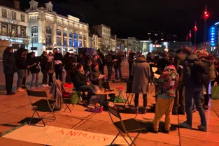 les animateurs de la Direction de l'Enfance de la Ville de Clermont-Ferrand ont manifesté à Jaude jeudi soir