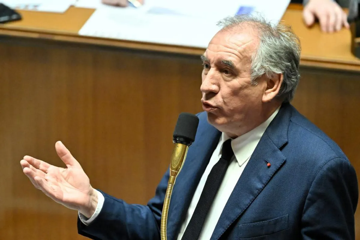 Bayrou propose une grande primaire anti-extrêmes pour écarter Mélenchon et Le Pen.