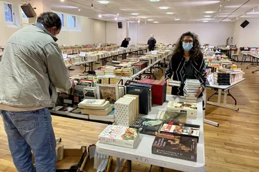 Des milliers d'ouvrages à prix modique à la 20e foire aux livres d'Amnesty international à Tulle (Corrèze)