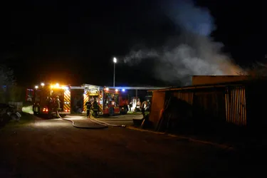 Un incendie ravage, en pleine nuit, un bâtiment agricole rempli de près de vingt tonnes de fourrage à Beaune-d'Allier (Allier)