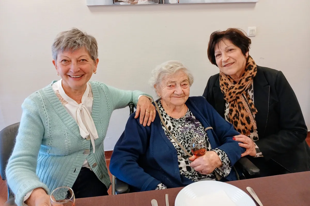 Varetz célèbre les 100 ans d'Yvonne Lachèze à l'Ehpad de Rivet en présence de la maire Catherine Goulmy
