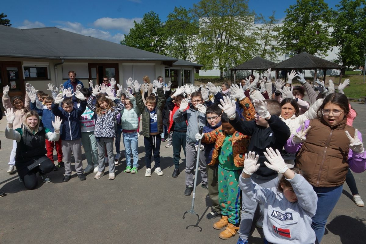 Une Joyeuse Op ration De Nettoyage Du Quartier Du Vernet Saint Amand une-joyeuse-op-ration-de-nettoyage-du-quartier-du-vernet-saint-amand
