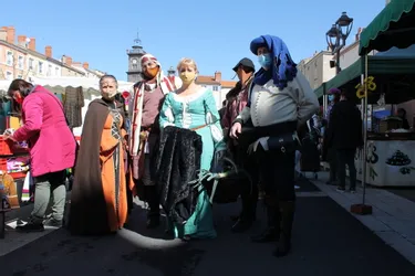 Qui sont ces promeneurs en tenue médiévale aperçus sur le marché d'Issoire (Puy-de-Dôme), ce samedi matin ?