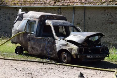 Une voiture part en fumée dans un hangar à Ronnet (Allier)