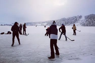 Les images très partagées d'une partie de hockey improvisée sur le Guéry (Puy-de-Dôme) gelé ont incité les autorités à prendre des mesures