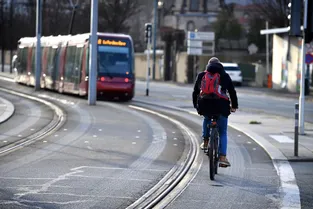 A Clermont-Ferrand, la T2C rappelle que la circulation sur les voies de tram est interdite