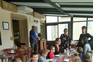 Les écoliers déjeunent au restaurant