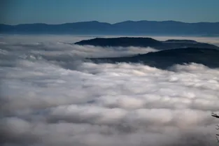 Quelle est cette mer de nuages qui recouvre la plaine et Clermont-Ferrand depuis plusieurs jours ?