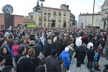 Environ 2.000 personnes ont marché à Thiers (photos)