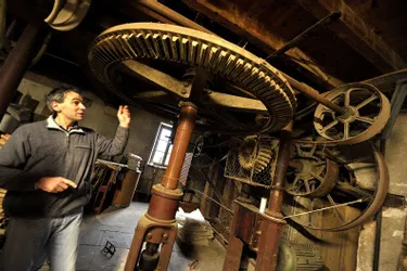 Le meunier Yves Gourlier fait tourner le moulin hydraulique depuis trente-cinq ans