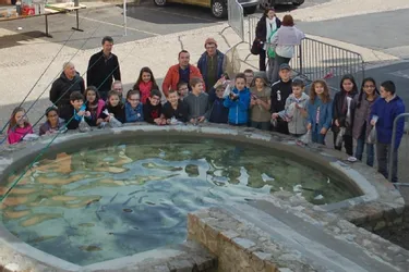 Une soixantaine d’enfants de Celles-sur-Durolle ont découvert, ce lundi, la pratique de la pêche