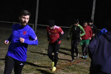 Aider des migrants à s'intégrer tout en étoffant son groupe de joueurs, le pari gagnant du club de foot d'Auzon