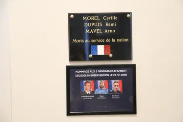 Une plaque installée à la mairie d'Ambert (Puy-de-Dôme), en hommage aux trois gendarmes abattus à Saint-Just