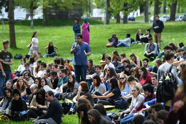 Une majorité des 700 étudiants de la fac de lettres de Limoges réunis en AG vote le blocage