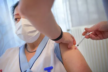 Les vaccinations ont débuté ce mardi à l'Ehpad la Gloriette à Yzeure, dans l'Allier