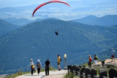 Deux personnes handicapées volent au dessus du puy de Dôme en parapente