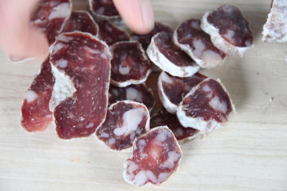 Quatre fermes du cantal où l'on produit des saucissons d'exception sans nitrites ni additifs chimiques
