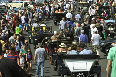 Un défilé de véhicules de collection très ouvert, le 5 juillet, dans les rues de Clermont