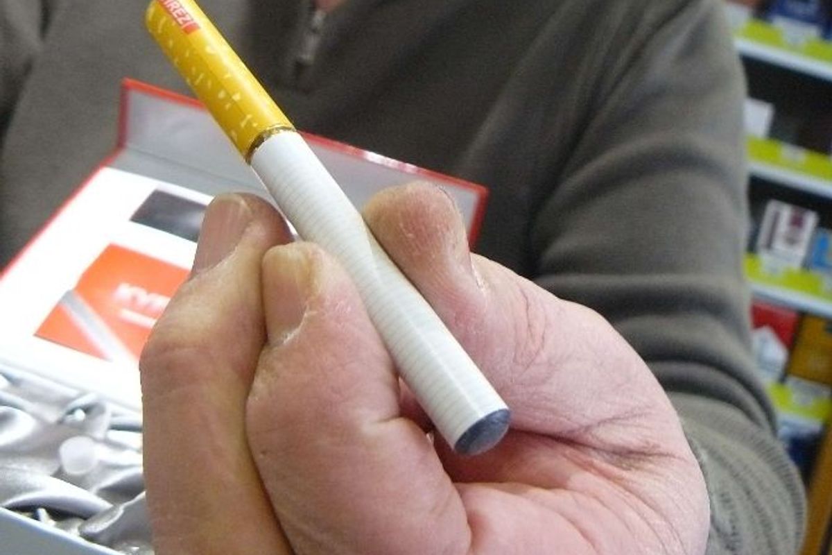elfbar nachfüll pod läuft aus 59,233 E Cigarette Royalty-Free Images, Stock Photos & Pictures main image 1