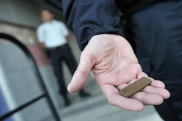 Un adolescent contrôlé avec 300 grammes de résine de cannabis à Charbonnier-les-Mines (Puy-de-Dôme)